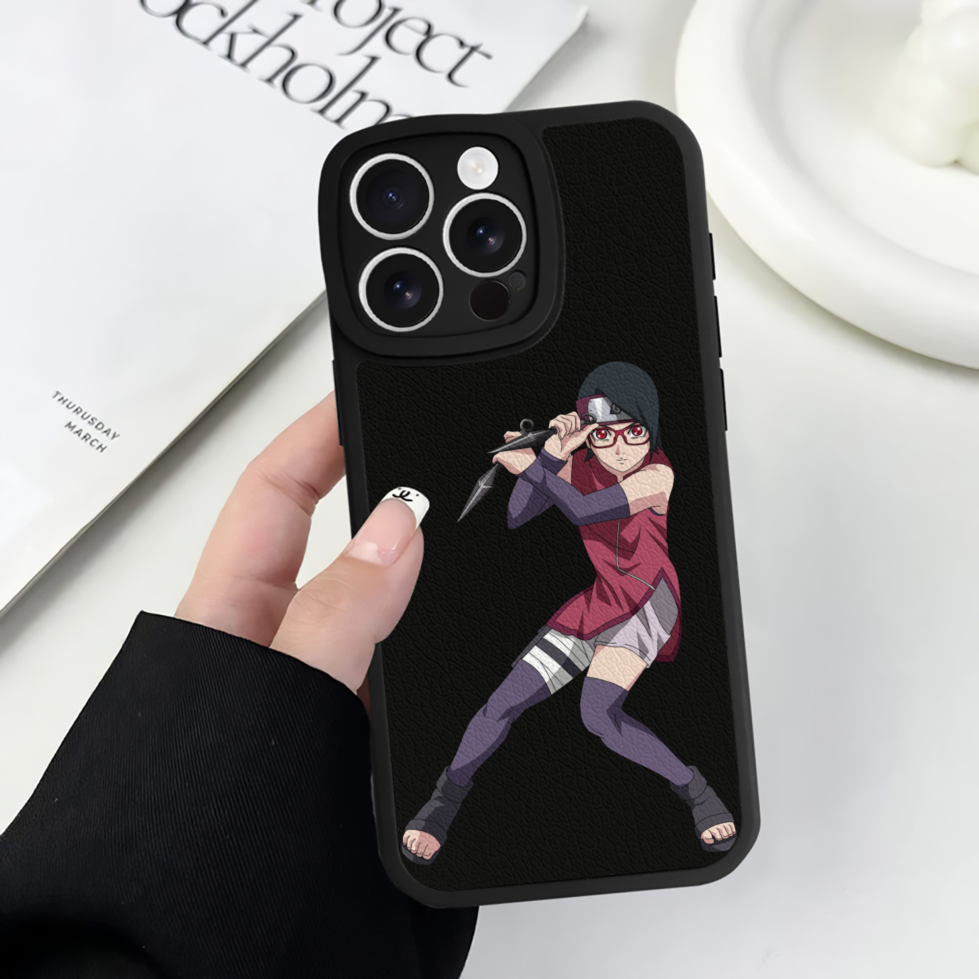 （画像用） NARUTO -ナルト- うちは サラダ Uchiha Sarada 【iPhone 16シリーズ対応】シリコンスマホケース（レザー調） 材質：シリコン